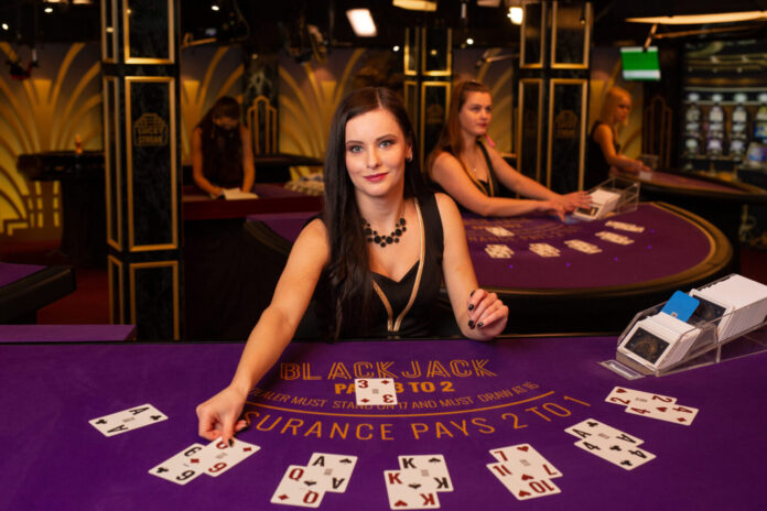 RNG or Live Dealer - Detailed Comparison for Informed Casino Players